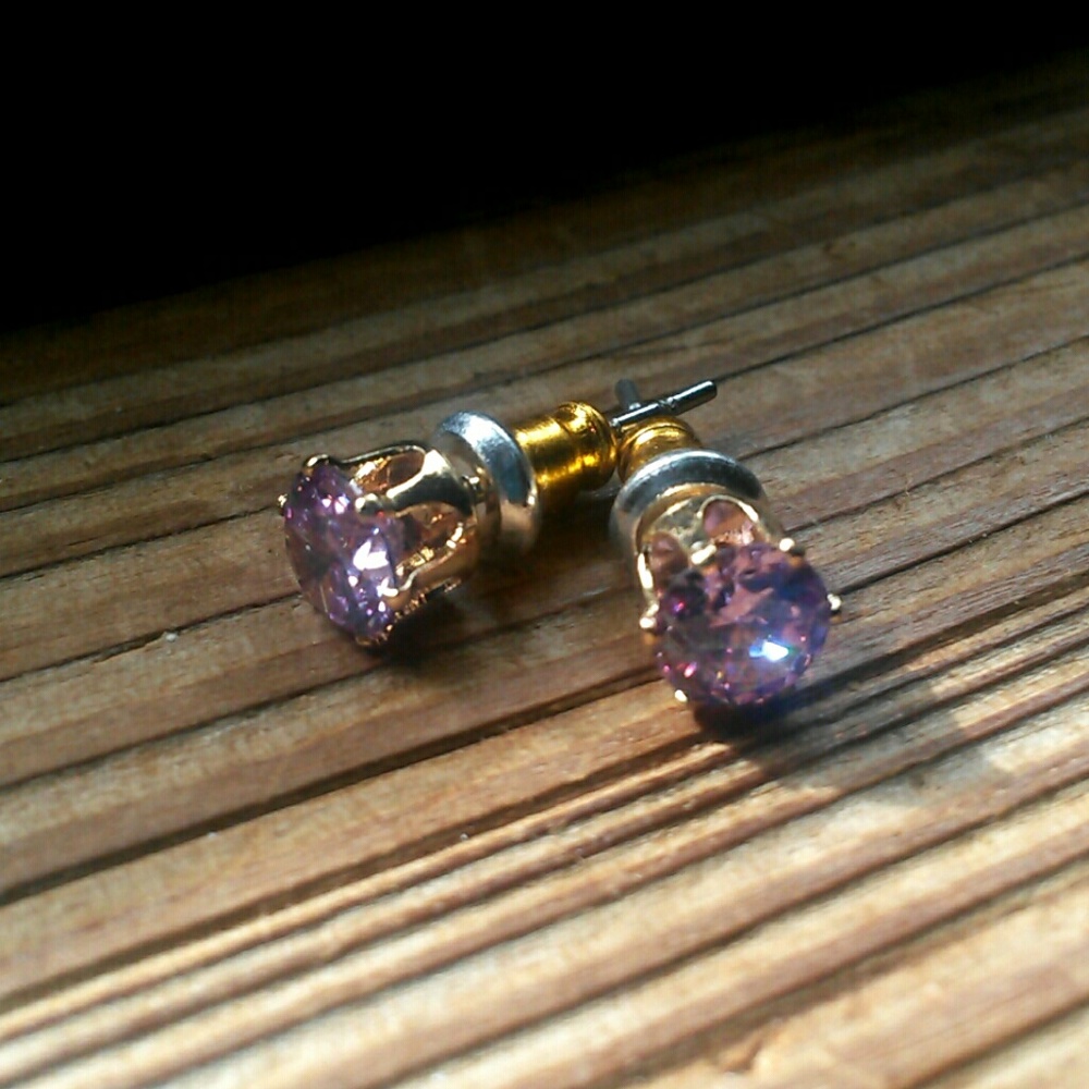 *NWOT* Gold lavender Alexandrite CZ earrings